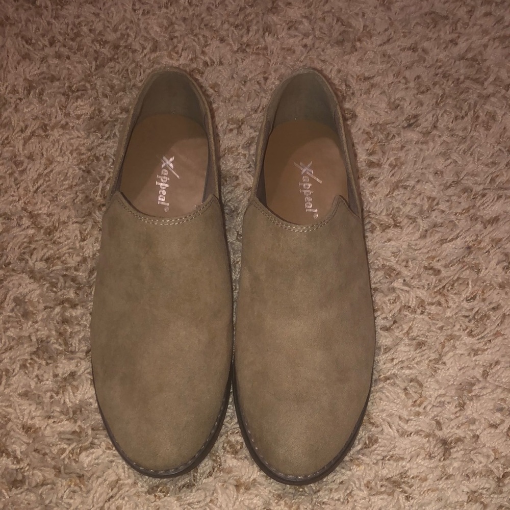 Never worn size 6 low bootie.